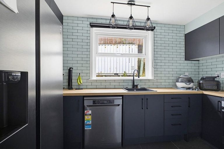 Photo of property in 112b Newlands Road, Newlands, Wellington, 6037