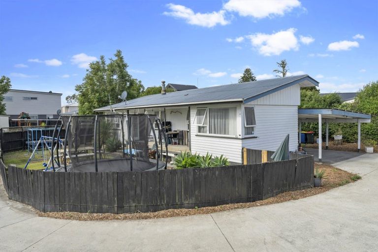 Photo of property in 61 Graham Avenue, Te Atatu Peninsula, Auckland, 0610