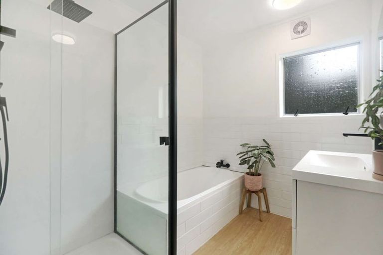 Photo of property in 22 Fernleigh Avenue, Waiuku, 2123