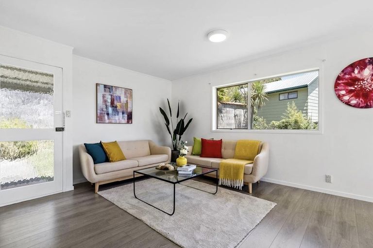 Photo of property in 2/12 Hollyhock Place, Browns Bay, Auckland, 0630