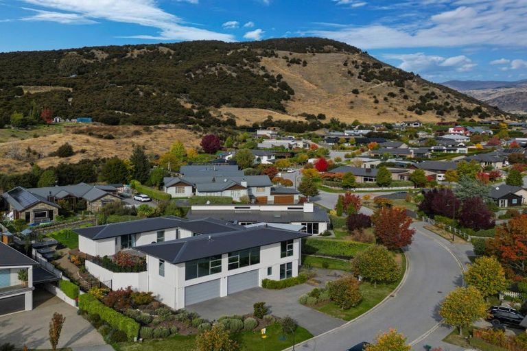Photo of property in 10 Bevan Place, Wanaka, 9305