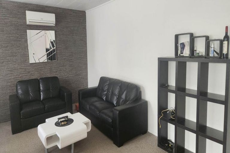 Photo of property in 17 Hewlett Road, Massey, Auckland, 0614