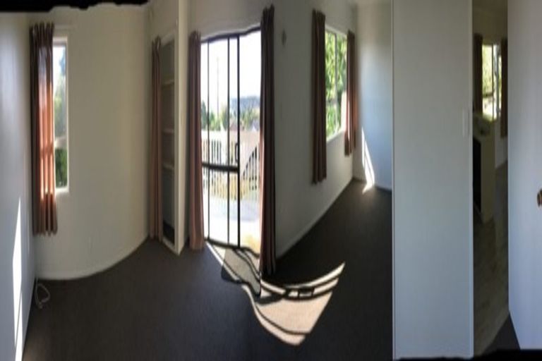 Photo of property in 1/23 Santiago Crescent, Unsworth Heights, Auckland, 0632