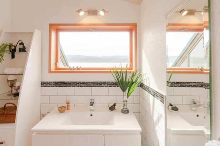 Photo of property in 6 Nakora Road, Karaka Bays, Wellington, 6022