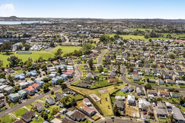 Photo of property in 48 Convair Crescent, Mangere, Auckland, 2022
