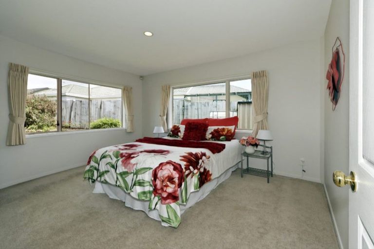 Photo of property in 21 Suncrest Drive, West Harbour, Auckland, 0618