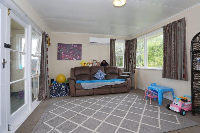 Photo of property in 11 Ngahina Street, Marton, 4710