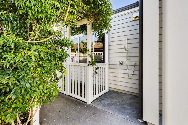 Photo of property in 1 Gleneagles Way, Waiwhakaiho, New Plymouth, 4312