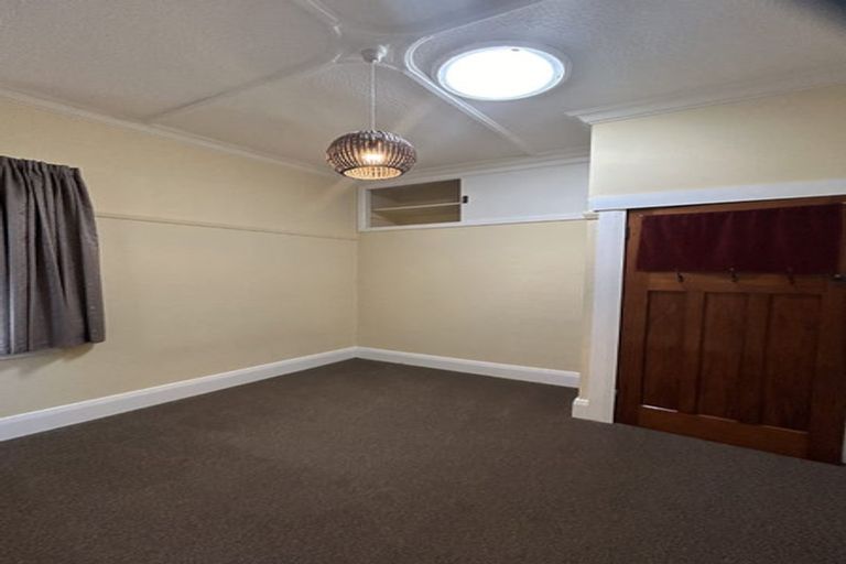 Photo of property in 100 Mortimer Terrace, Brooklyn, Wellington, 6021