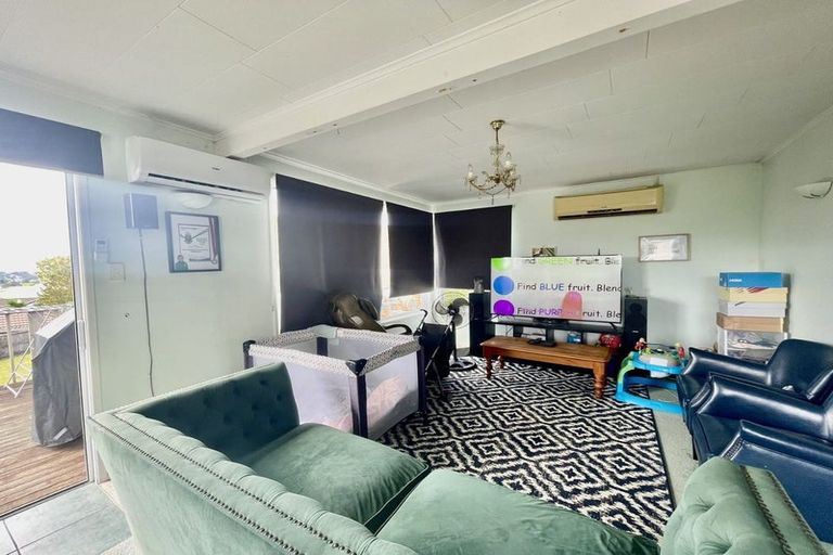 Photo of property in 5 Mcclintock Road, Massey, Auckland, 0614