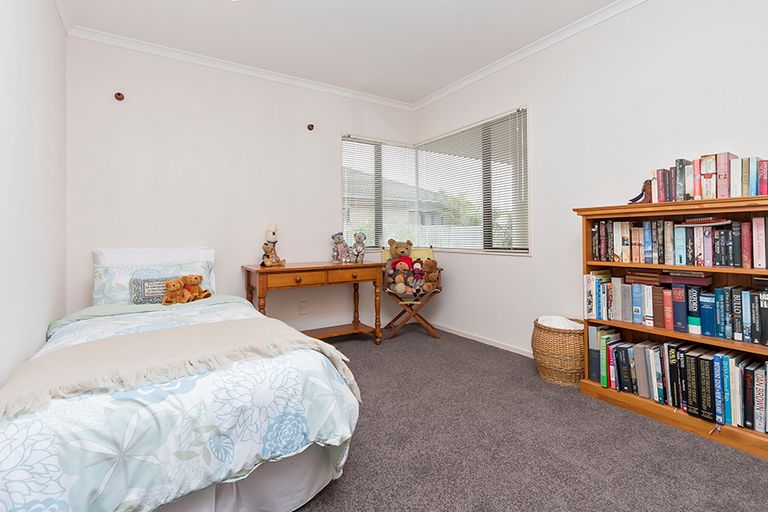 Photo of property in 20 Moyrus Crescent, East Tamaki Heights, Auckland, 2016