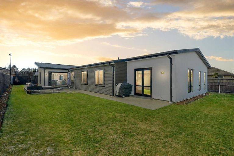 Photo of property in 24 Davaar Crescent, Broomfield, Christchurch, 8042