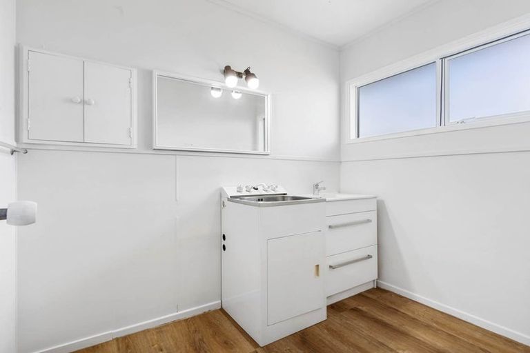 Photo of property in 19 Ravenwood Drive, Forrest Hill, Auckland, 0620