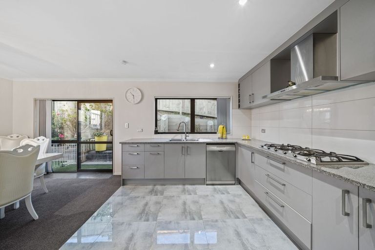 Photo of property in 14 Kereru Rise, Papakura, 2110