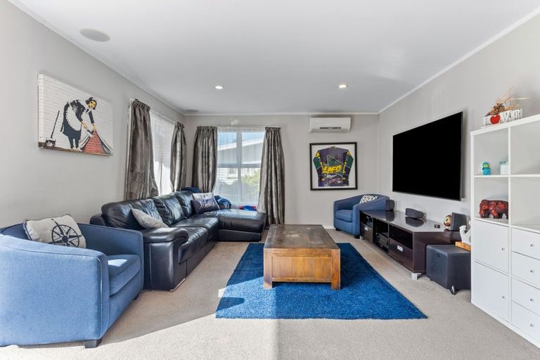 Photo of property in 1/296 Wairau Road, Glenfield, Auckland, 0629