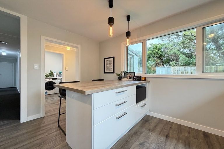 Photo of property in 98 Glanmire Road, Newlands, Wellington, 6037
