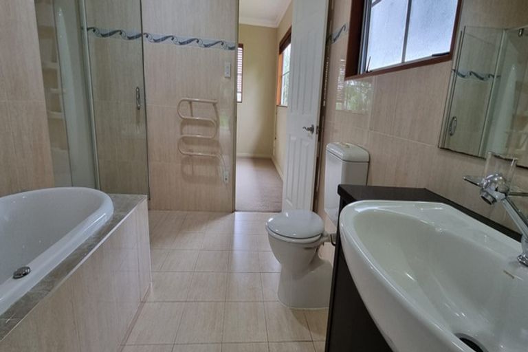 Photo of property in 11 Cobblestone Lane, Hillcrest, Auckland, 0627