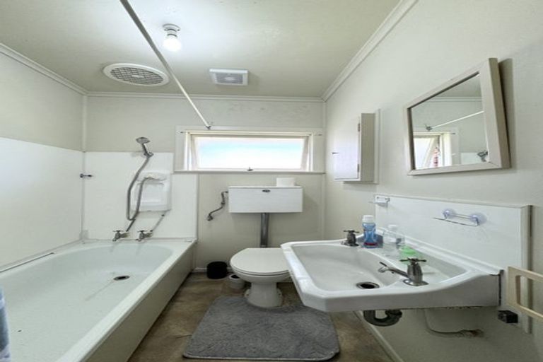 Photo of property in 1 Marsh Avenue, Forrest Hill, Auckland, 0620