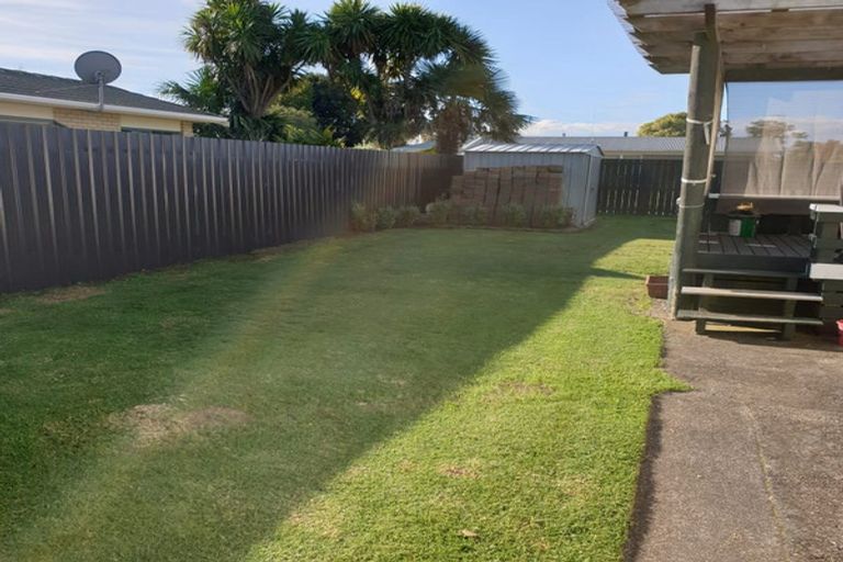 Photo of property in 16 Sandspit Road, Waiuku, 2123