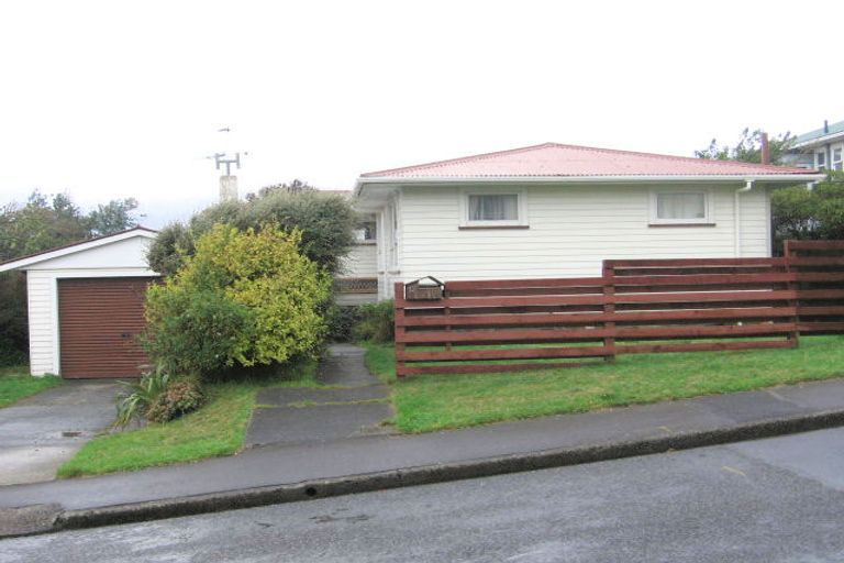 Photo of property in 12 Fitzpatrick Street, Newlands, Wellington, 6037