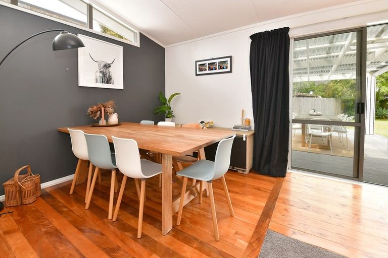 Photo of property in 18 Walton Street, Red Beach, 0932