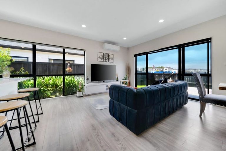 Photo of property in 6 Kakabeak Way, Takanini, 2110
