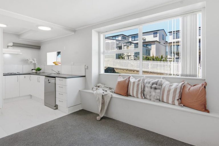 Photo of property in 1/862 East Coast Road, Northcross, Auckland, 0630