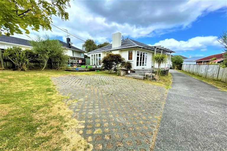 Photo of property in 3 Mackenzie Street, Te Atatu South, Auckland, 0610