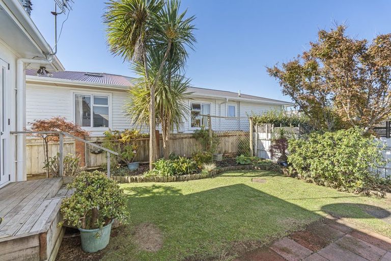 Photo of property in 2 Turakina Street, Merrilands, New Plymouth, 4312