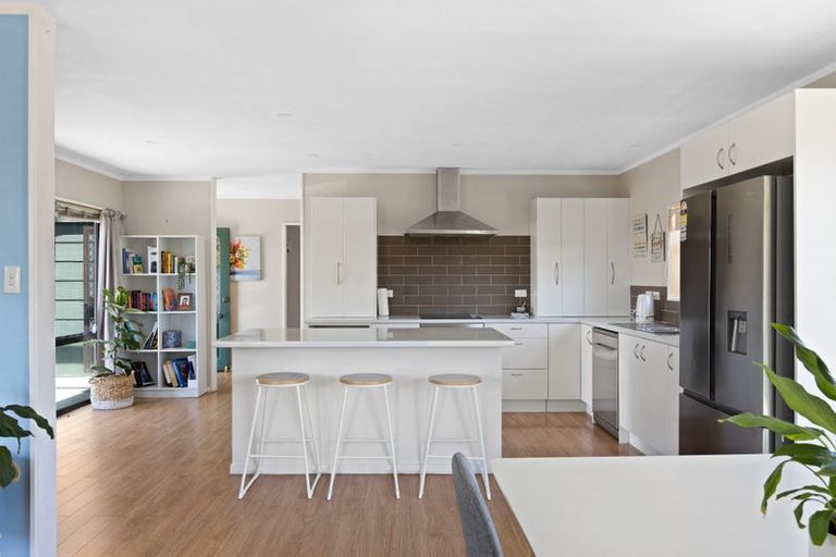 Photo of property in 21 Red Beach Road, Red Beach, 0932