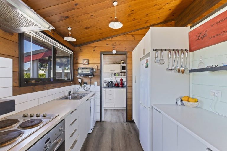 Photo of property in 2 Honnor Place, Hurdon, New Plymouth, 4310