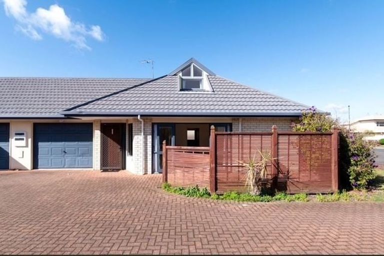 Photo of property in 3/66 Kawaha Point Road, Kawaha Point, Rotorua, 3010