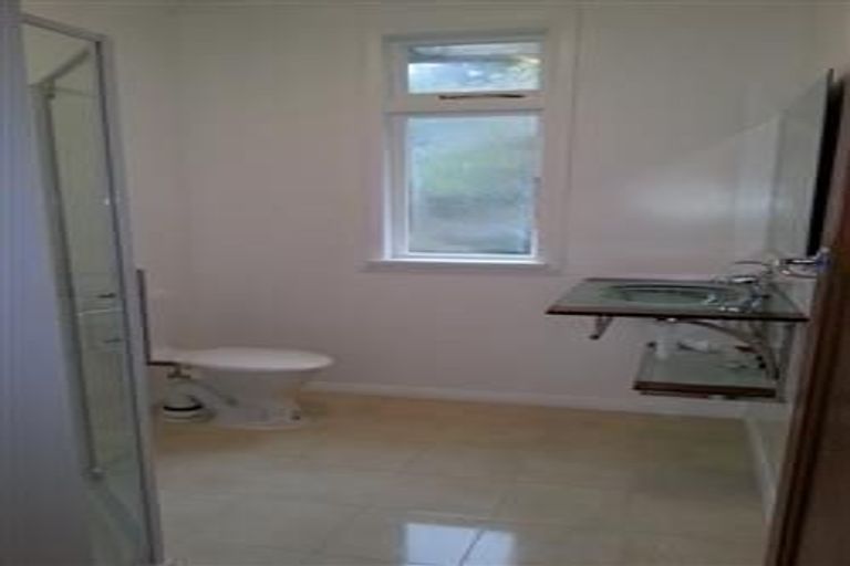 Photo of property in 2 Sugarloaf Road, Brooklyn, Wellington, 6021