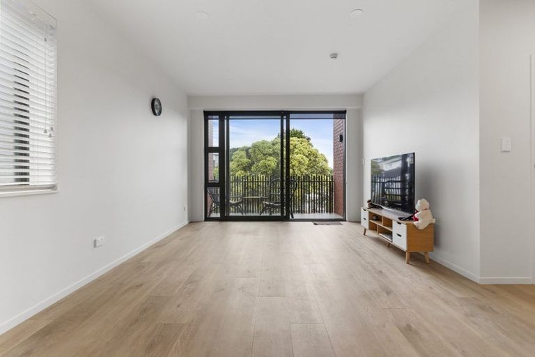 Photo of property in 25 Potter Avenue, Northcote, Auckland, 0627