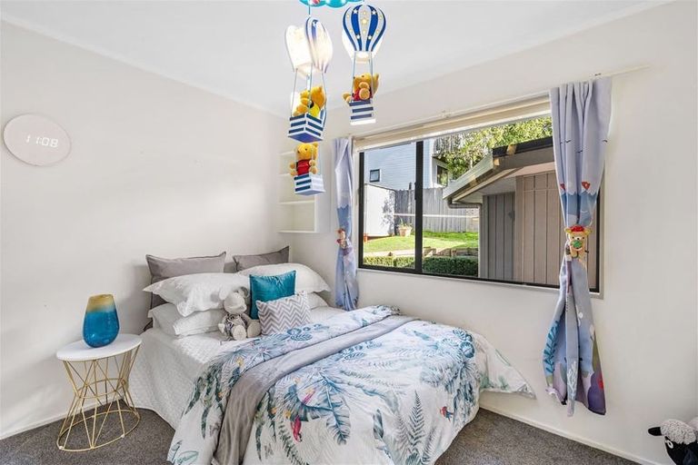 Photo of property in 17 Noeleen Street, Glenfield, Auckland, 0629