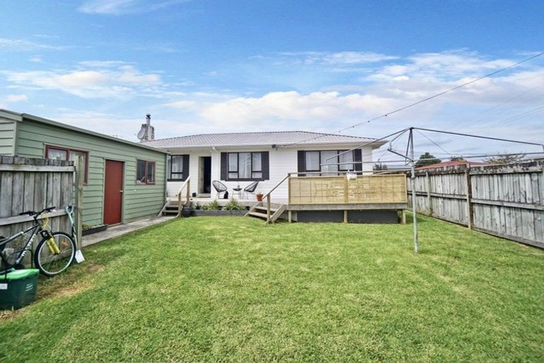 Photo of property in 12 Lee Street, Te Puke, 3119