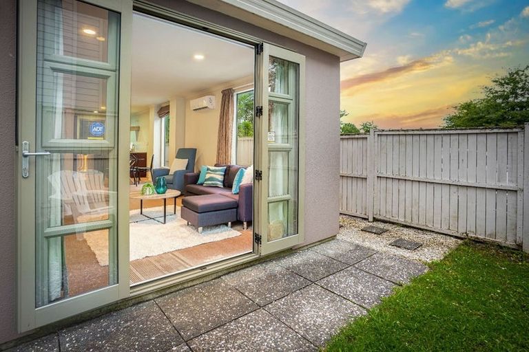 Photo of property in 37 Verdale Circle, Glen Eden, Auckland, 0602
