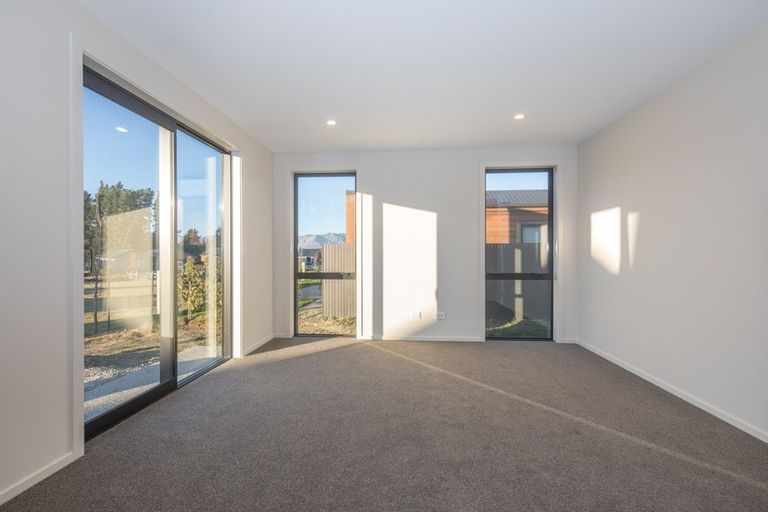 Photo of property in 5 Mount Creighton Crescent, Wanaka, 9305