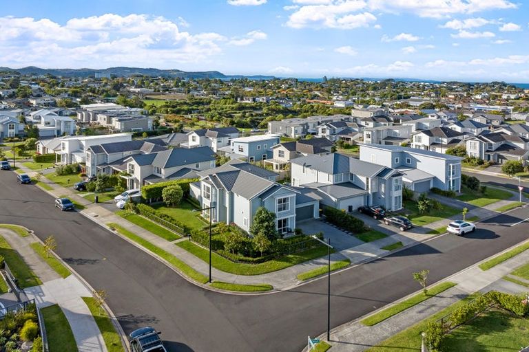 Photo of property in 9 Symes Drive, Red Beach, 0932