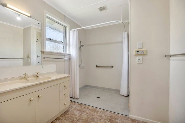 Photo of property in 6 Rospeath Crescent, Spotswood, New Plymouth, 4310