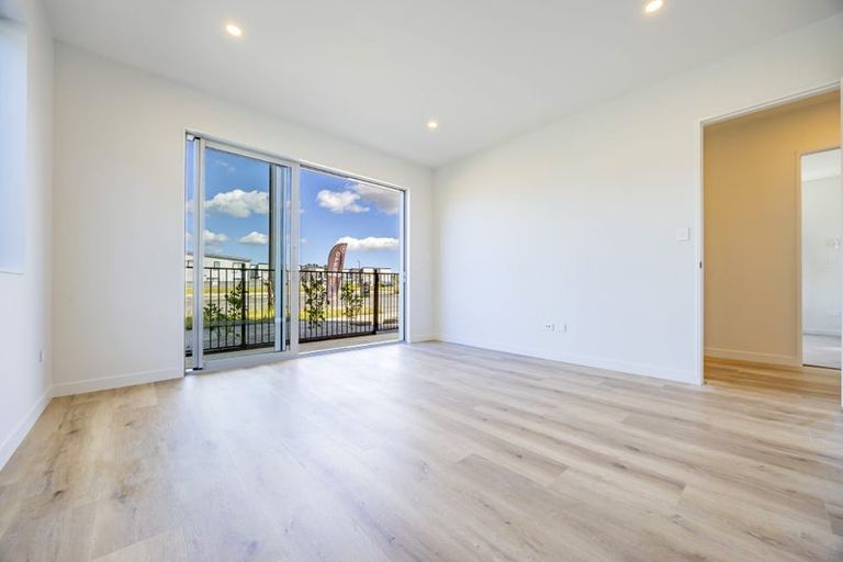 Photo of property in 2 Kartolina Crescent, Kumeu, 0810