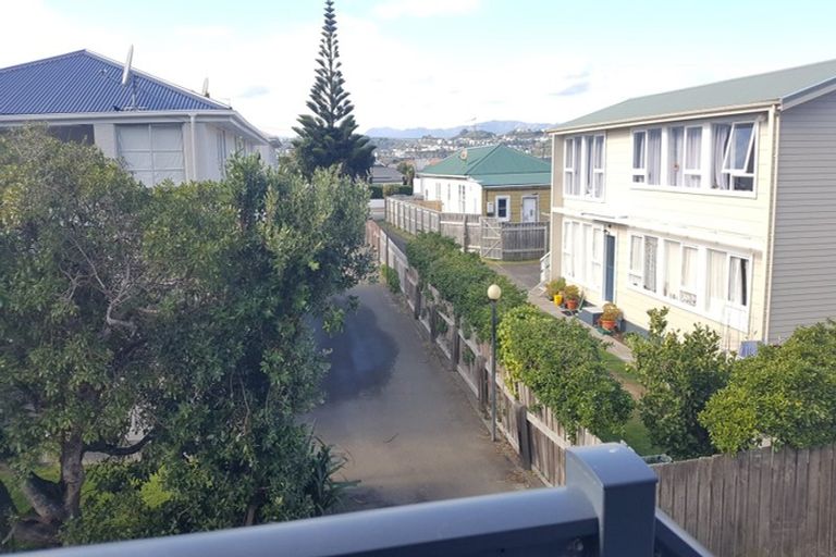 Photo of property in 18/125u Queens Drive, Lyall Bay, Wellington, 6022