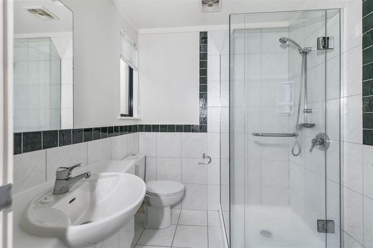 Photo of property in 16 Mayall Avenue, Beach Haven, Auckland, 0626