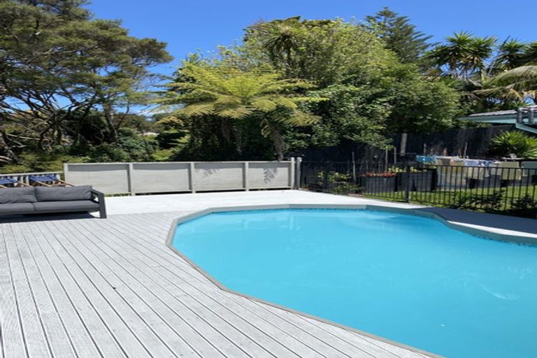 Photo of property in 27 Aplin Place, Birkdale, Auckland, 0626