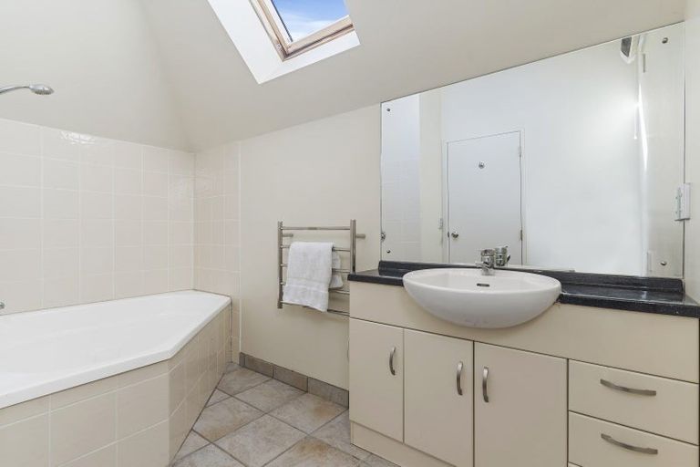 Photo of property in 2/79 Island Road, Beach Haven, Auckland, 0626