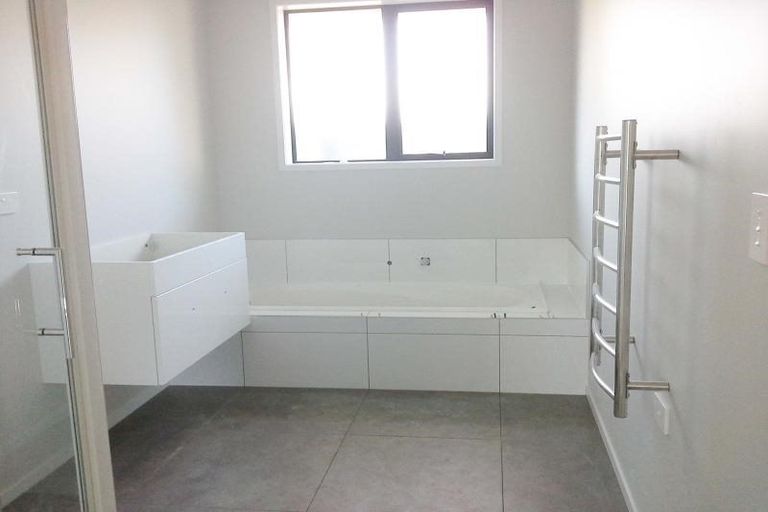 Photo of property in 124a Seaview Road, Piha, New Lynn, 0772