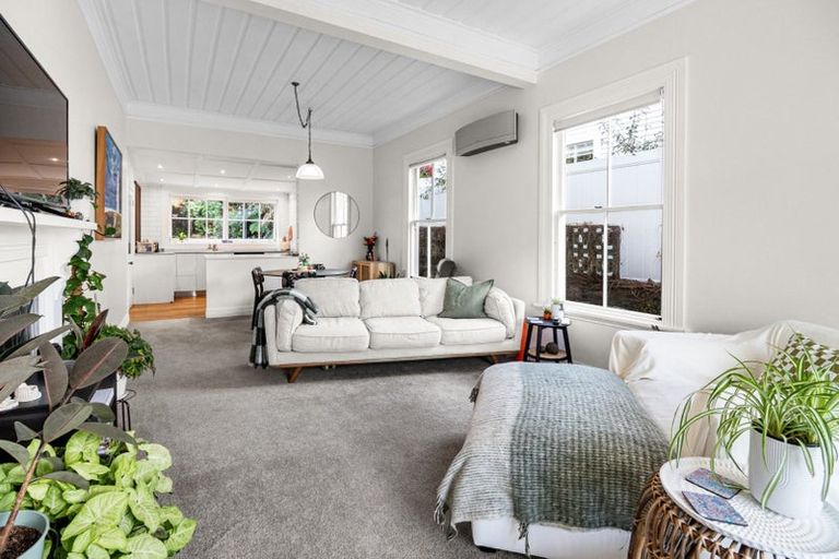 Photo of property in 18 Bracken Street, New Plymouth, 4310