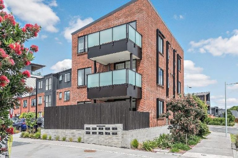 Photo of property in 3/22 Kerewhenua Crescent, 0616