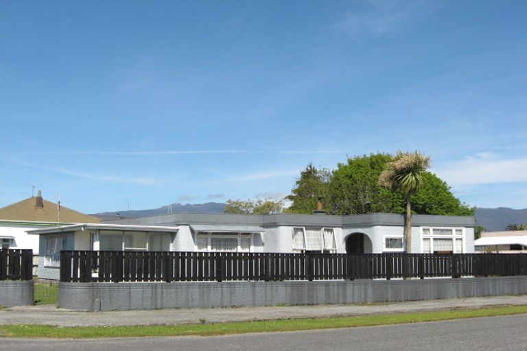 Photo of property in 17 Russell Street, Westport, 7825