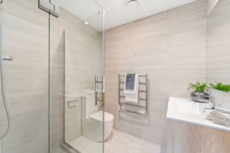 Photo of property in 8/218 Lake Road, Northcote, Auckland, 0627